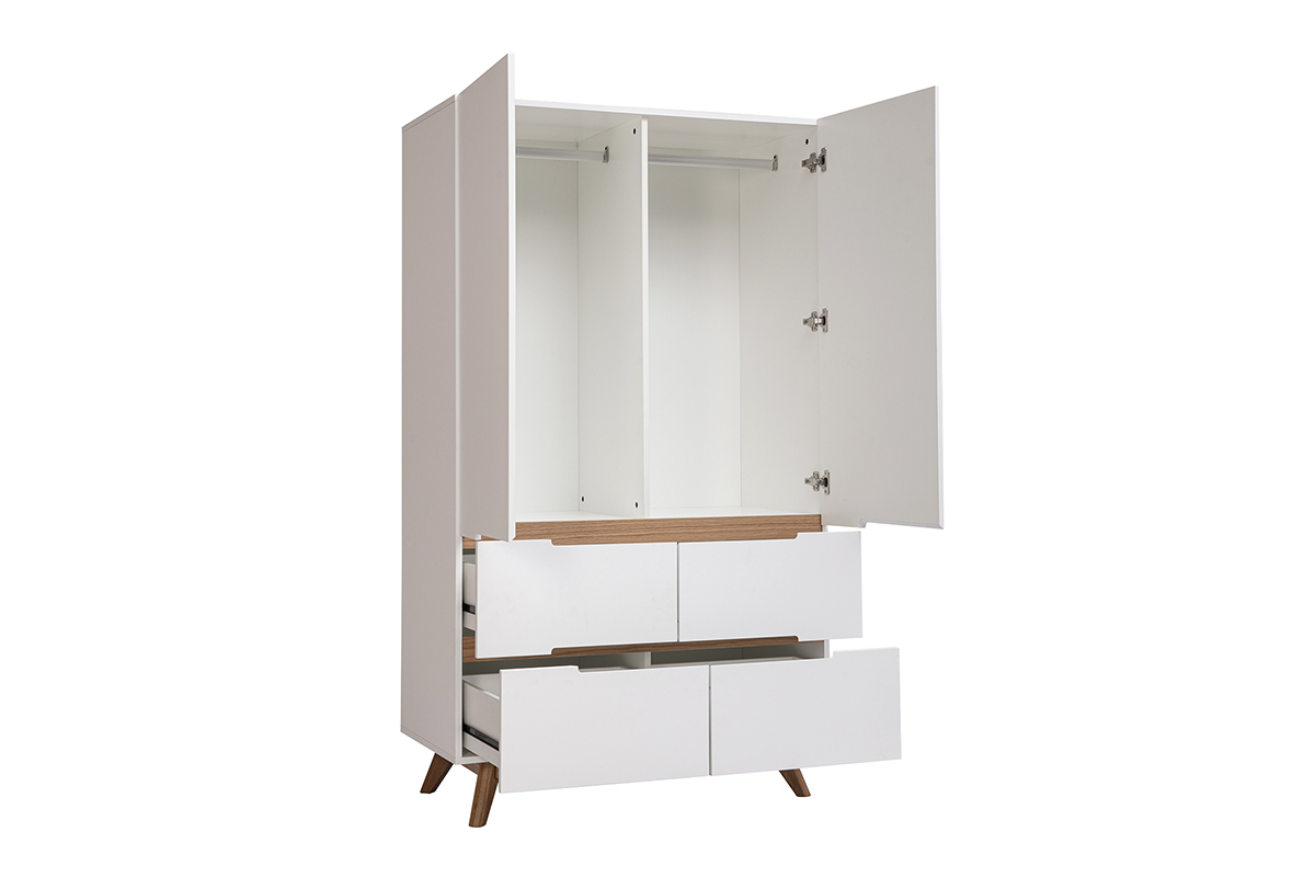 Armadio scandinavo aperto, vista di 3/4, con guardaroba e quattro cassetti, finitura bianco opaco e legno di rovere chiaro.