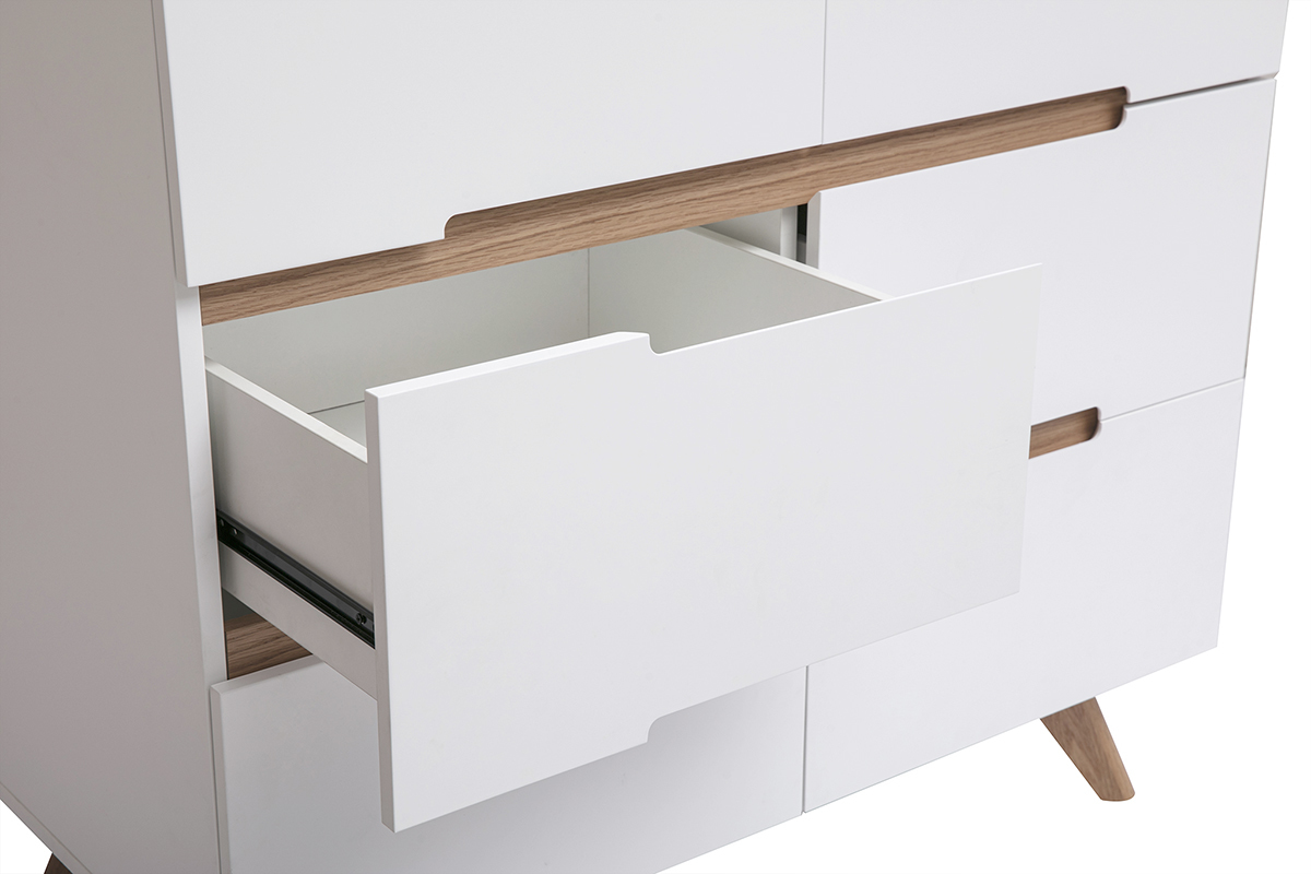 Vista laterale di un armadio scandinavo bianco con cassetto aperto, maniglie in legno, gambe in rovere.