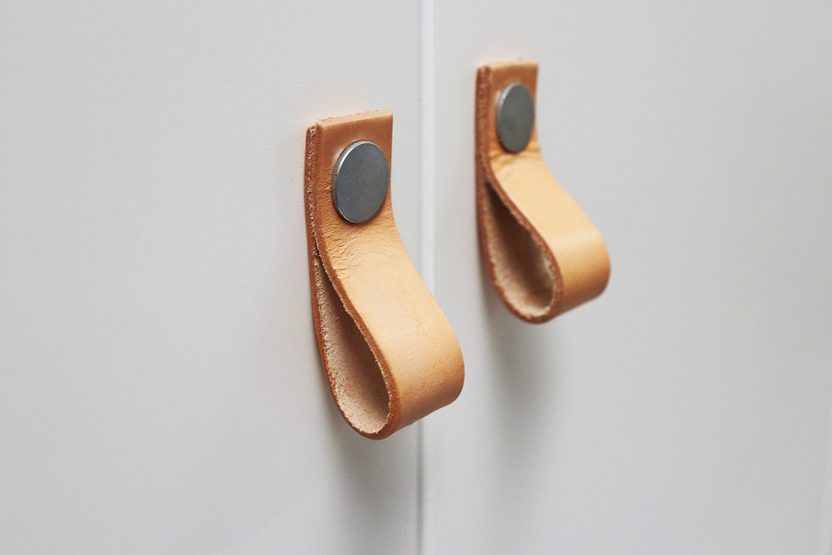 Armadio scandinavo con appendiabiti e cassettiera in legno bianco MOLENE