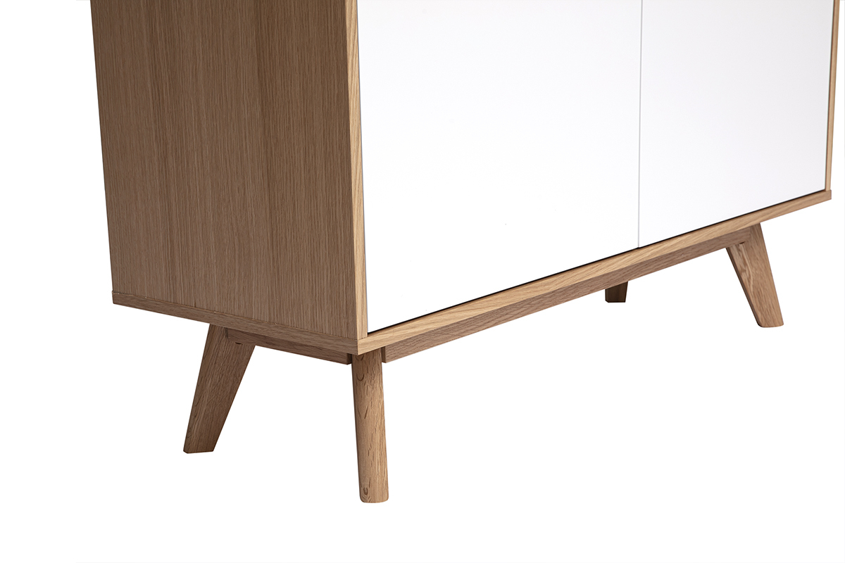 Buffet alto scandinavo in legno e bianco, vista laterale, piedi in rovere massiccio.