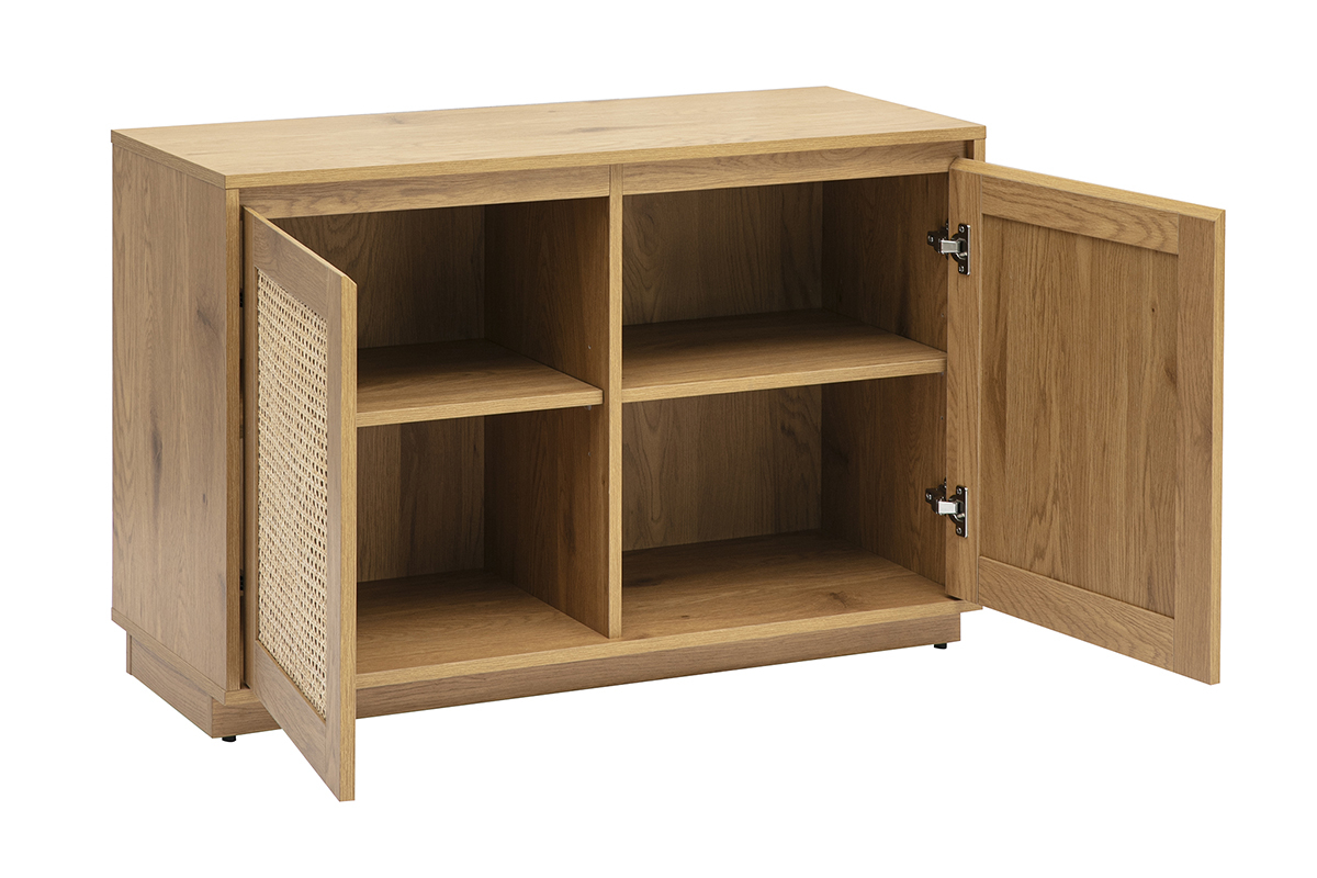 Credenza bassa in legno chiaro di quercia con porte in rattan, vista da 3/4, porte aperte.