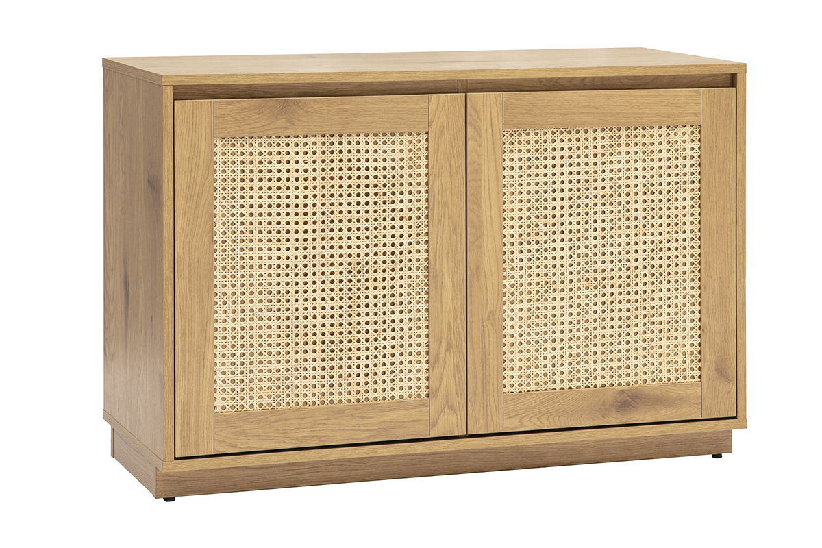 Credenza bassa in legno chiaro con porte in rattan intrecciato, vista da tre quarti.