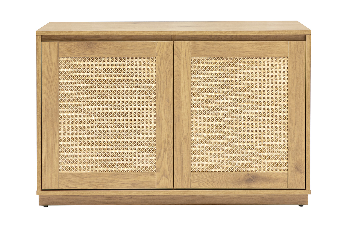 Credenza bassa in legno chiaro di rovere con porte in rattan intrecciato, vista frontale.