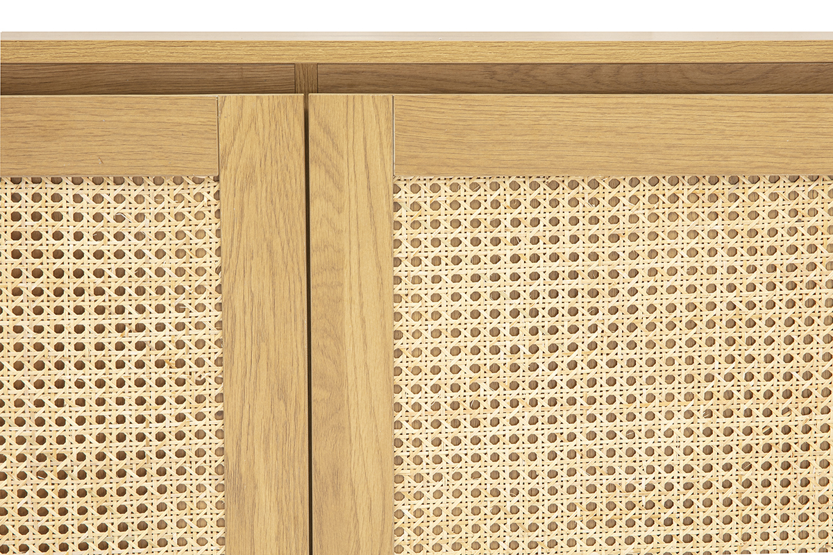 Primo piano su porta di credenza in rovere chiaro con intreccio in rattan.