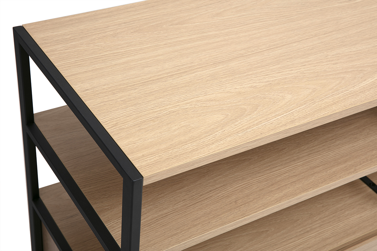 Vista ravvicinata del mobile basso MAXENCE in legno chiaro e struttura in metallo nero.
