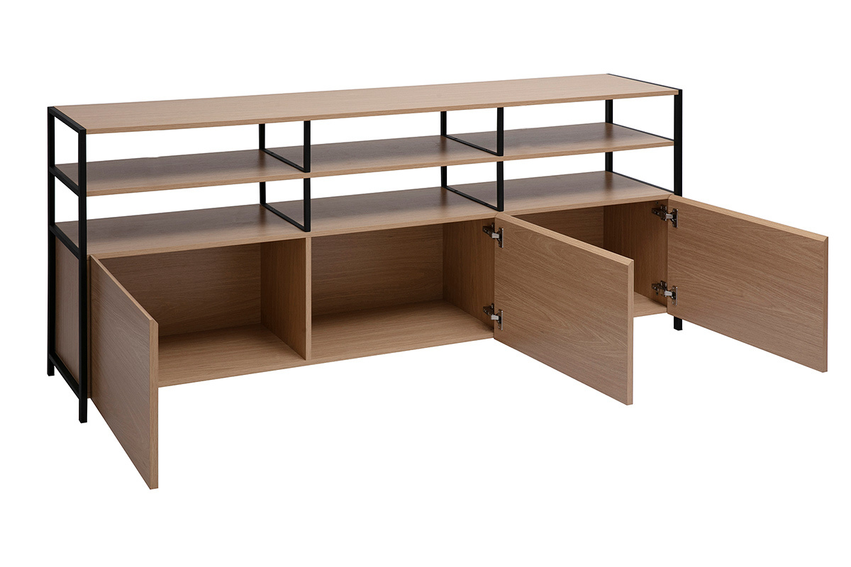 Credenza bassa in legno chiaro di quercia e metallo nero, 3 ante aperte, scaffali aperti, vista frontale.