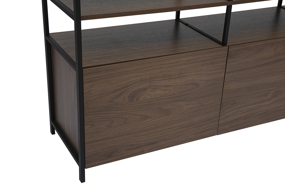 Credenza bassa in legno scuro e metallo nero, vista laterale, scaffali e scomparti chiusi visibili.