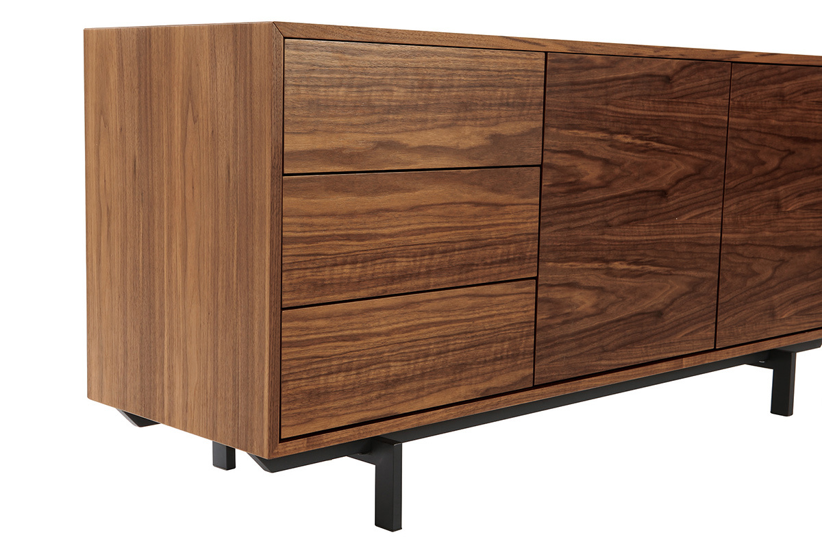 Buffet vintage in legno scuro con 2 porte e 3 cassetti, vista di profilo.