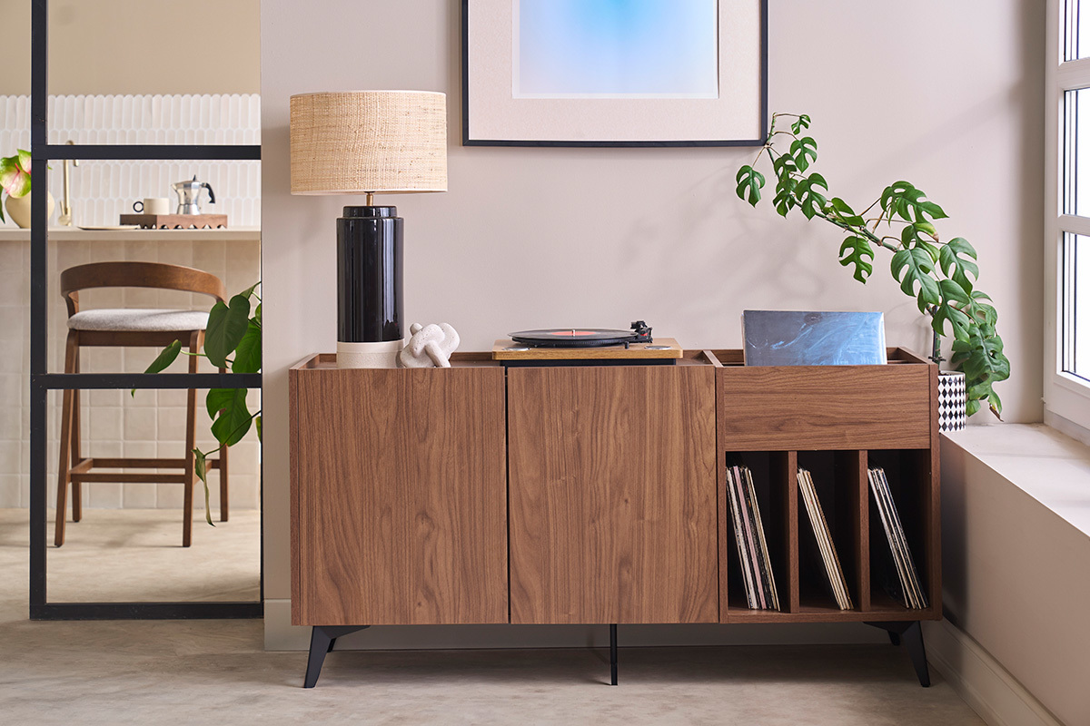 Buffet di conservazione vinili in legno scuro finitura noce e metallo nero L140 cm SEDA