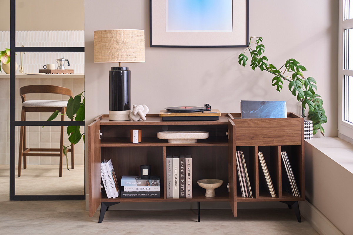 Buffet di conservazione vinili in legno scuro finitura noce e metallo nero L140 cm SEDA