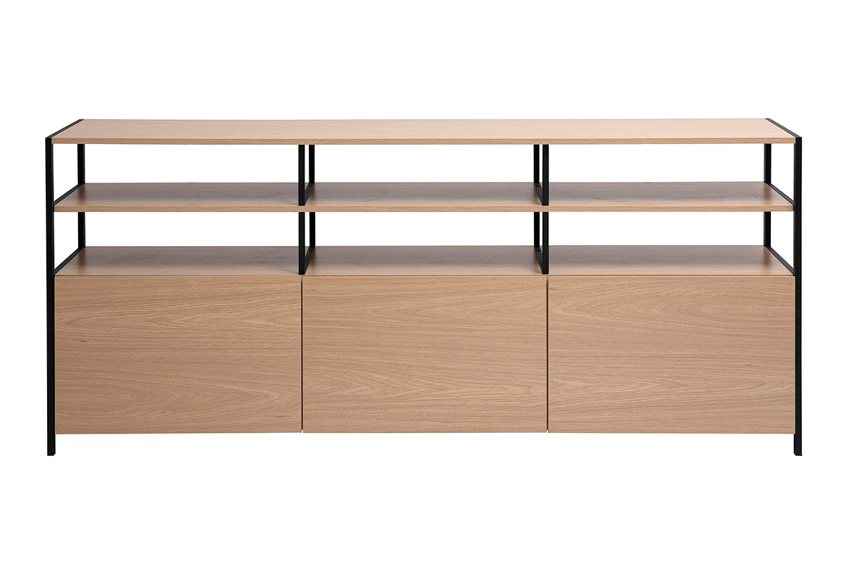 Buffet basso in legno chiaro e metallo nero, tre scomparti chiusi, due scaffali aperti, vista frontale.