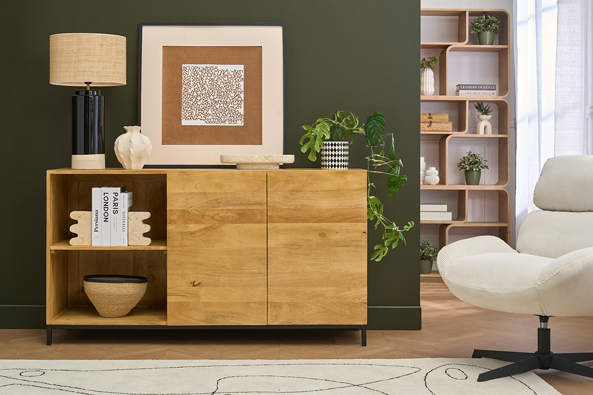 Buffet industriale in legno di mango massiccio e metallo nero, vista frontale con decorazione.