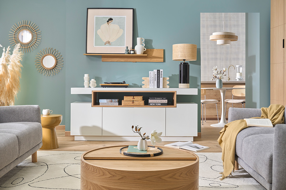 Credenza scandinava bianca laccata lucida e legno con 4 ante, vista d'insieme in interno moderno.