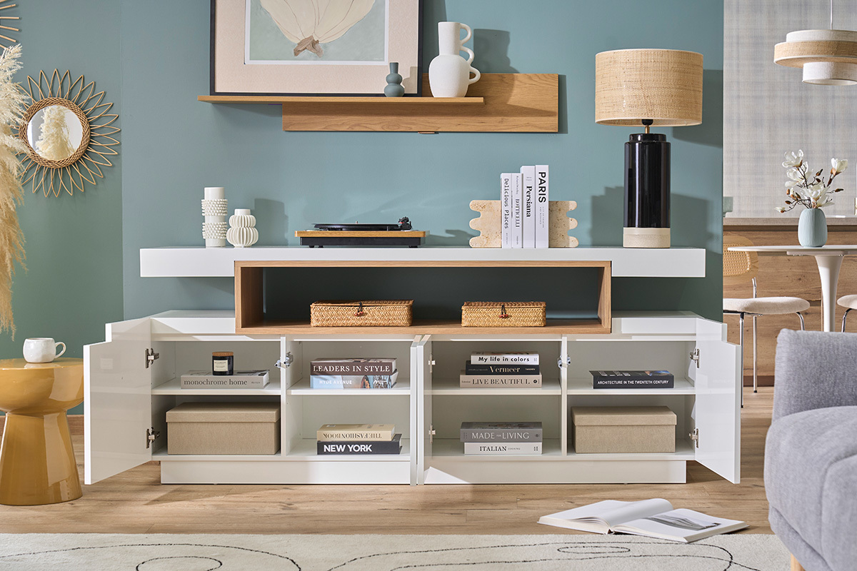 Buffet scandinavo bianco laccato e legno 4 ante LIVO, vista frontale con decorazione