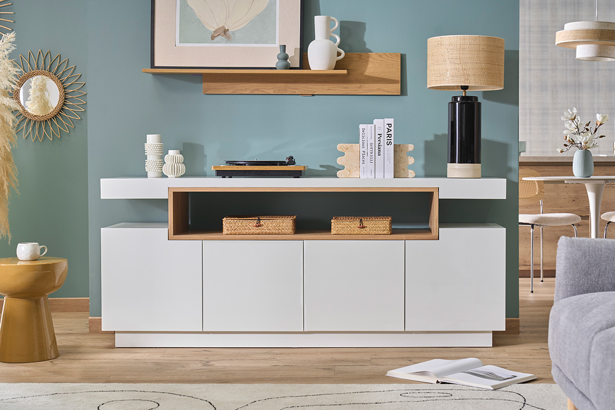 Buffet scandinavo bianco laccato lucido e legno a 4 ante, vista frontale su sfondo blu.