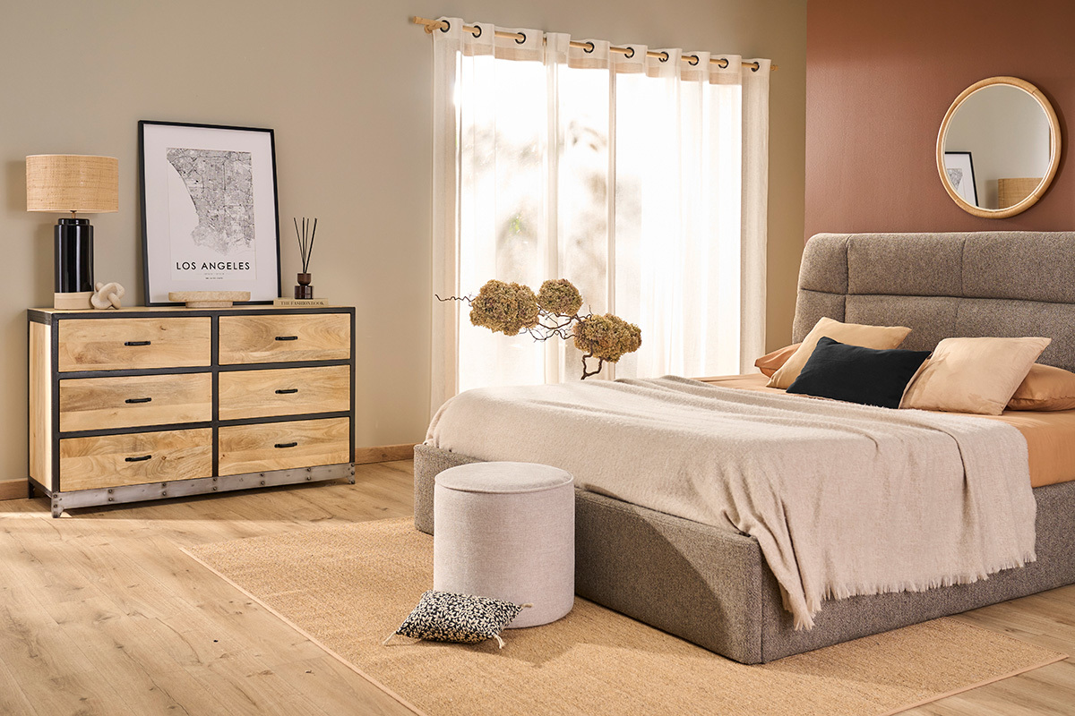 Camera moderna con cassettiera industriale in legno e metallo nero, vicino al letto.