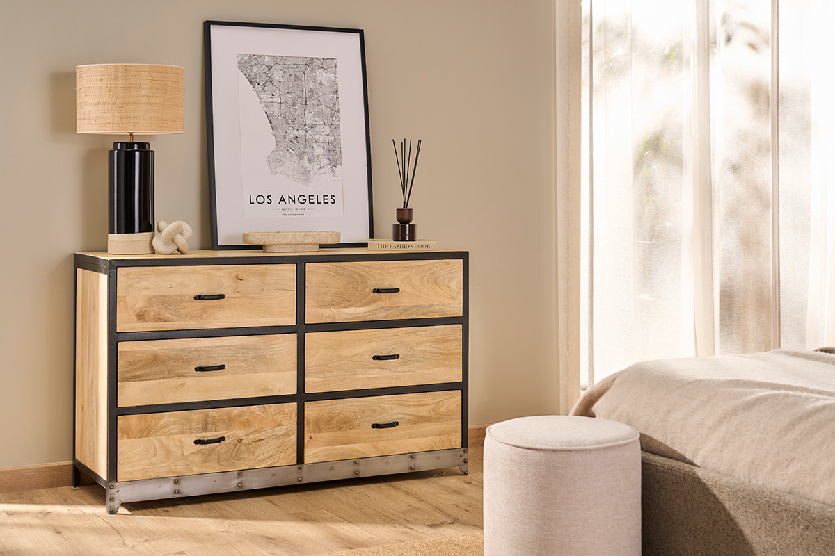 Com� industriale in legno di mango e metallo nero con 6 cassetti, lampada e decorazione sopra.