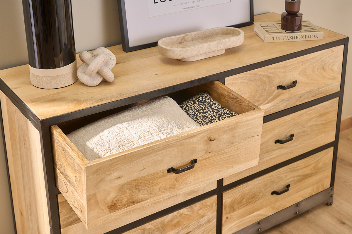 Cassettiera in legno di mango e metallo nero con cassetto aperto, vista ravvicinata.