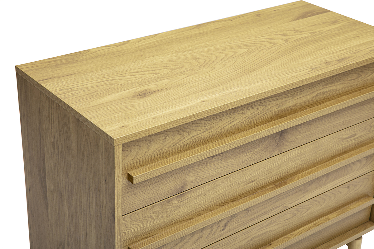 Com� in legno di rovere chiaro con tre cassetti, vista dall'alto, design pulito e contemporaneo.