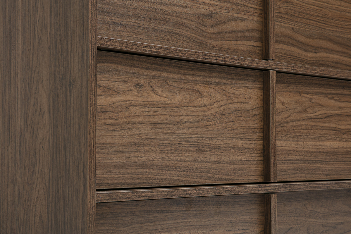 D�tail du com� in legno scuro noce a 3 cassetti, vista ravvicinata delle facciate