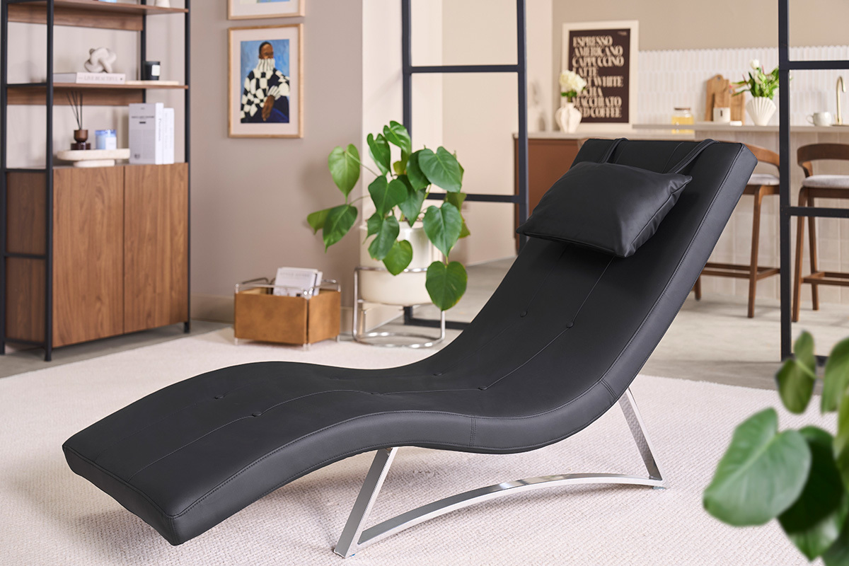 Chaise longue design nera con cuscino su una base in acciaio cromato, vista a tre quarti