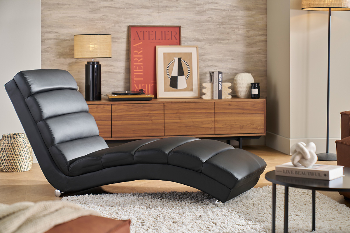 Chaise longue nera TAYLOR in metallo cromato in un salotto contemporaneo.