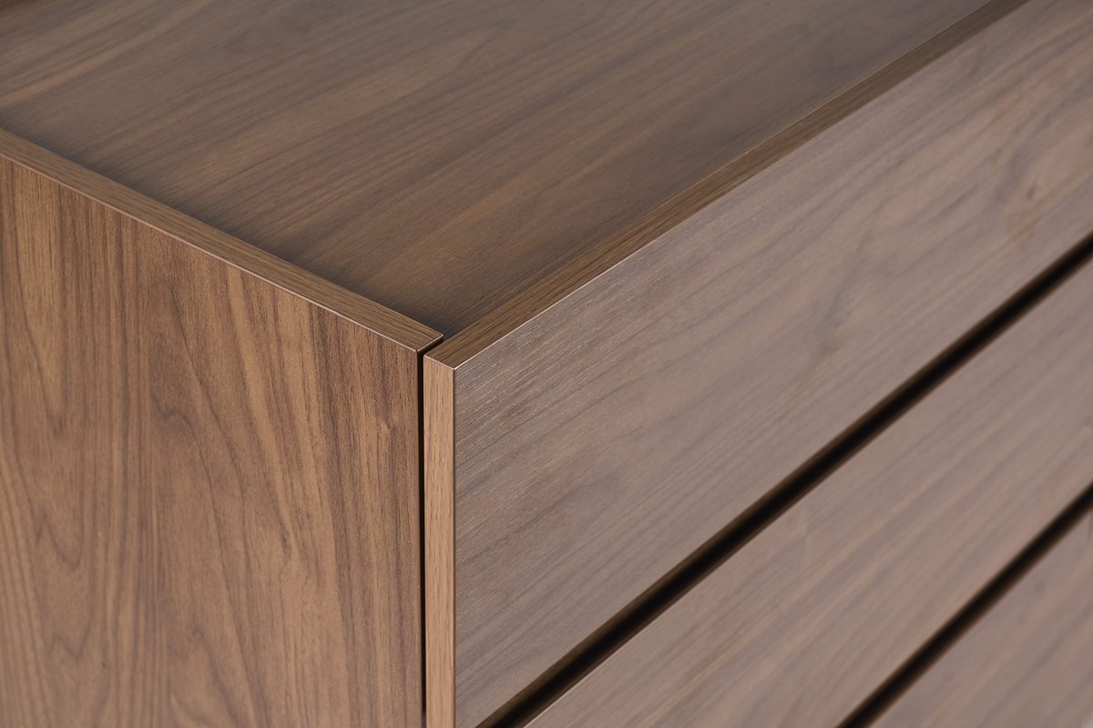 Vista ravvicinata di una cassettiera in noce scuro con venature visibili e bordi dritti.