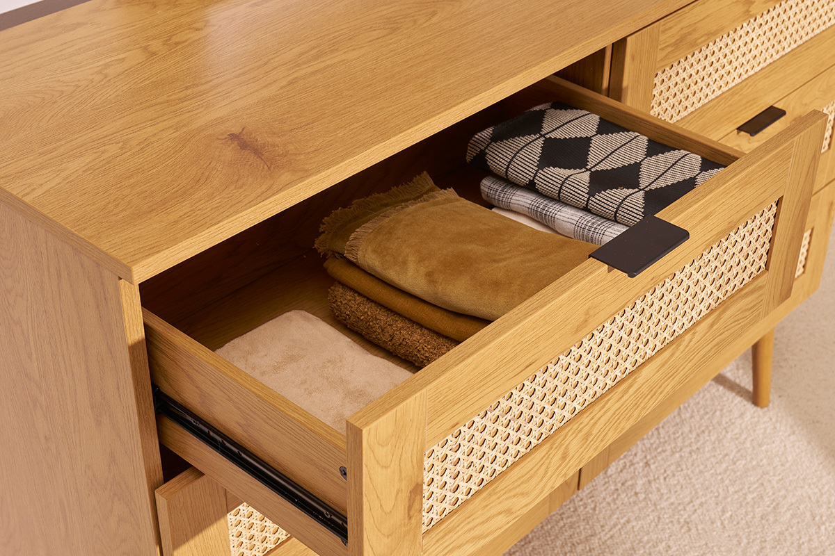 Com finitura legno chiaro, intreccio in rattan e metallo nero 3 cassetti L120 cm MANILLE