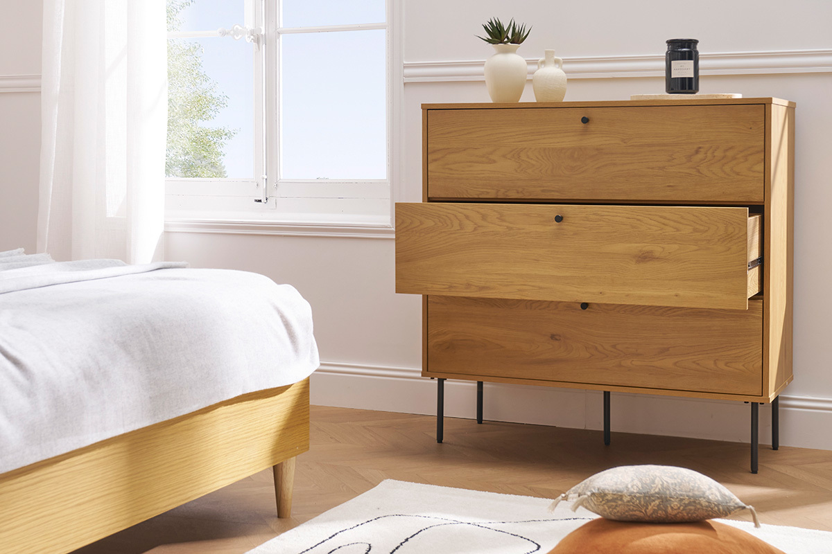 Com finitura legno chiaro rovere e base metallo nero 3 cassetti L100 cm PERNELLE