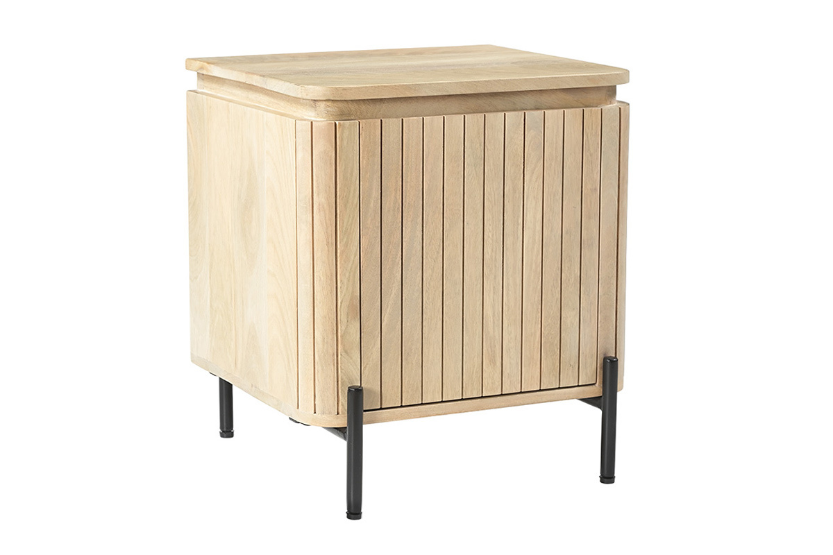 Comodino in legno massello di mango, metallo nero, anta scanalata, vista a 3/4.