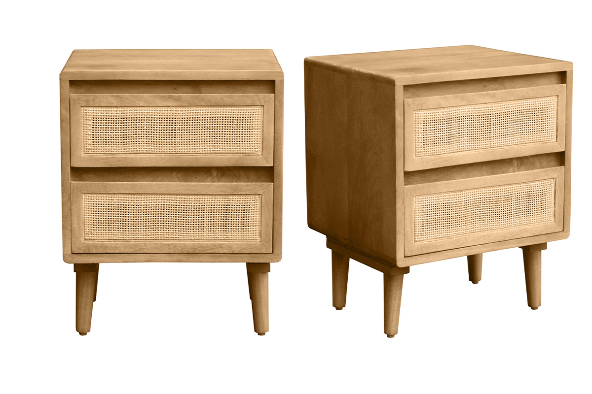 Set di 2 comodini in legno di mango con frontali in cannage, vista frontale.