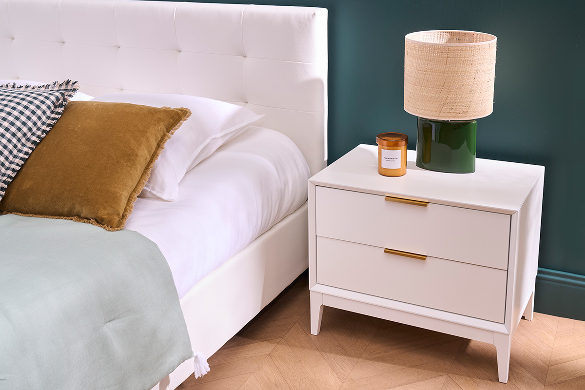 Comodino bianco opaco e metallo dorato con vani L60 cm GIANA