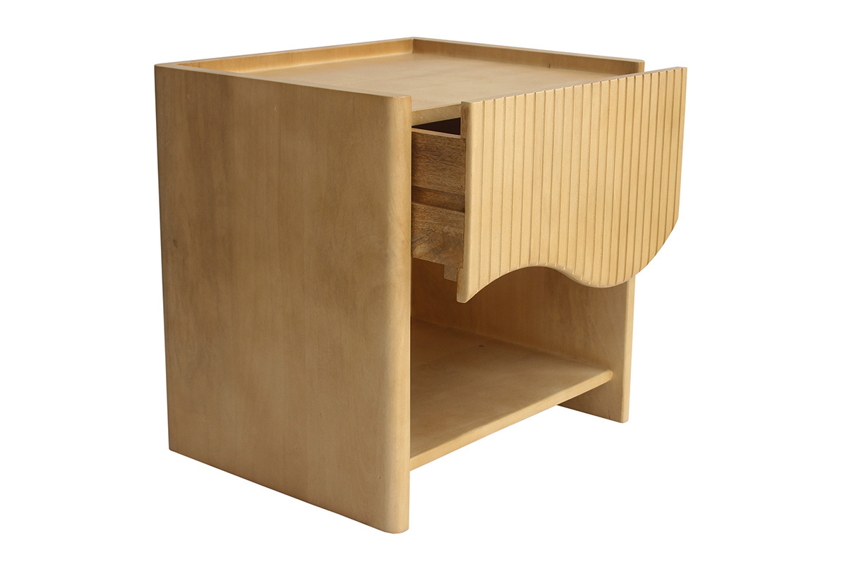 Tavolino da comodino in legno di mango, vista a tre quarti, con cassetto ondulato.