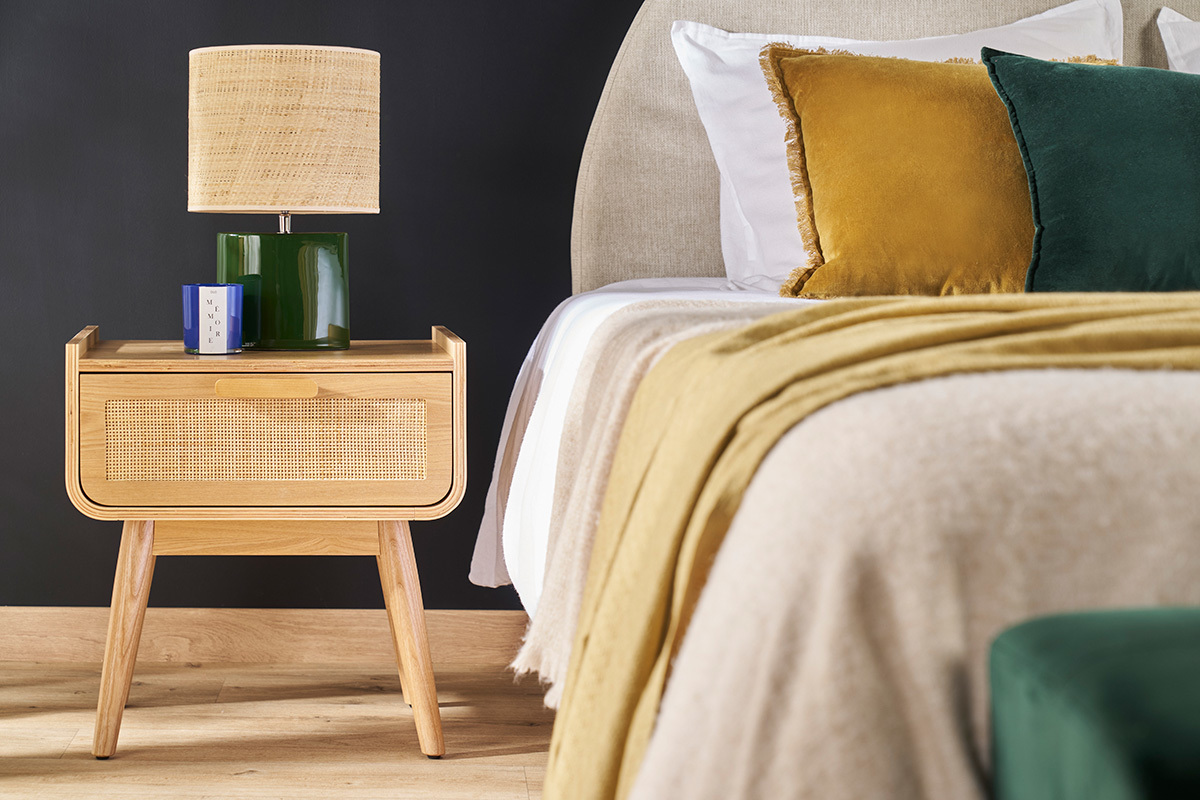 Comodino con cassetto in legno massello chiaro e motivo a intreccio in rattan ATH�NE