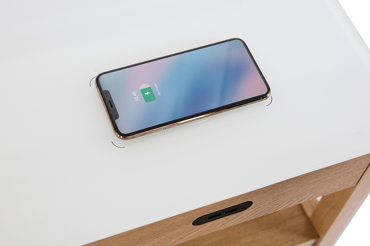 Comodino con connessione multimediale in vetro temperato bianco e legno chiaro TEMPO