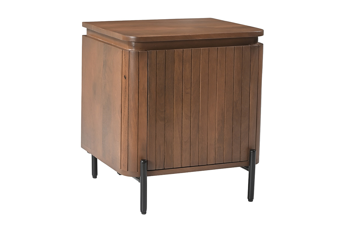 Comodino in legno massello di mango, frontale scanalato, gambe in metallo nero, vista a 3/4