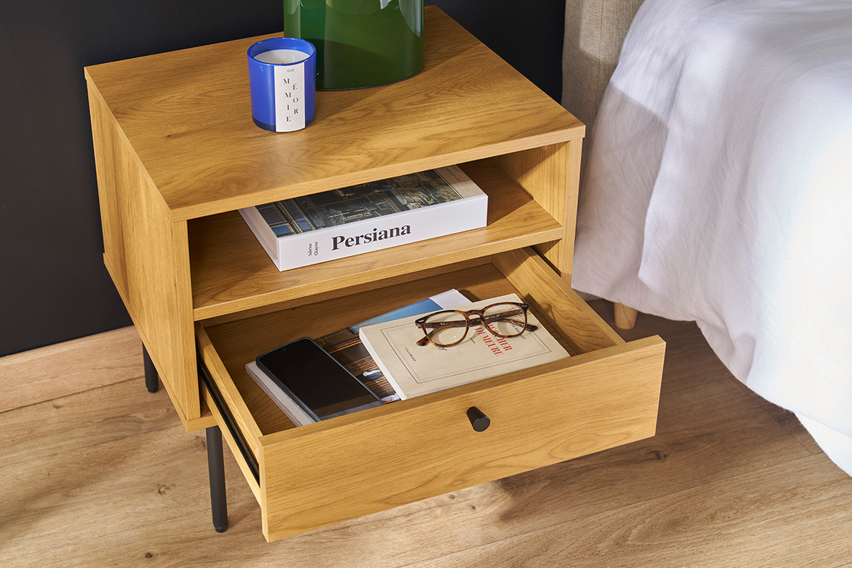 Comodino con scomparto finitura legno chiaro rovere e base metallo nero PERNELLE