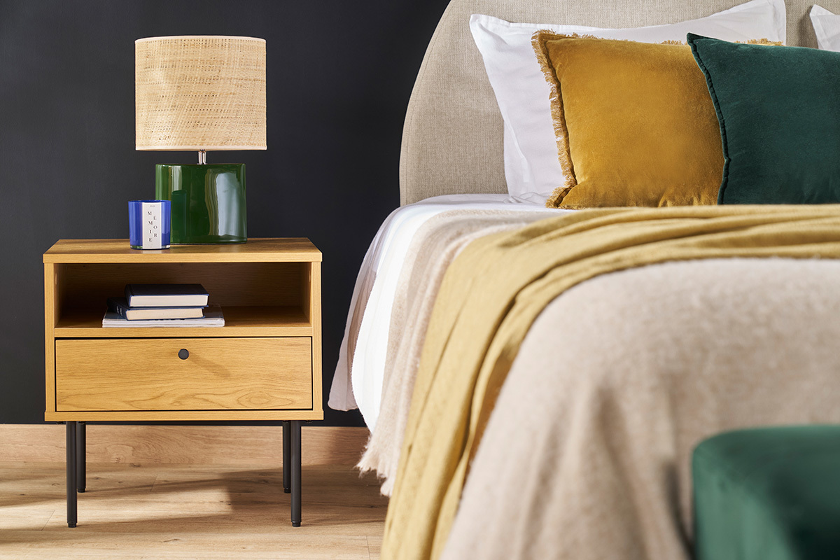 Comodino con scomparto finitura legno chiaro rovere e base metallo nero PERNELLE