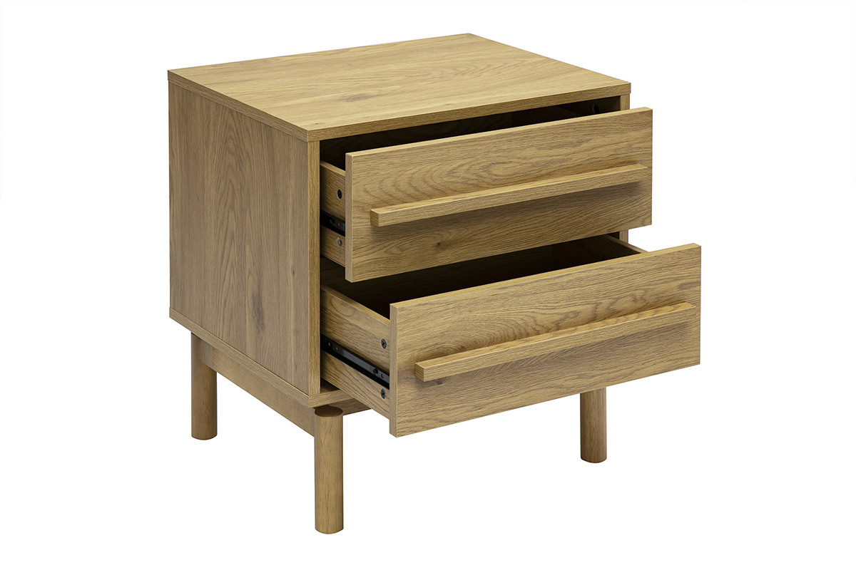 Comodino in legno di quercia con due cassetti, vista tre quarti, piedini cilindrici.