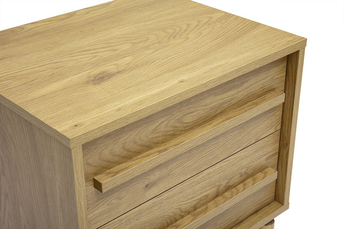Comodino in legno di quercia, piano e cassetti visibili, design scandinavo.