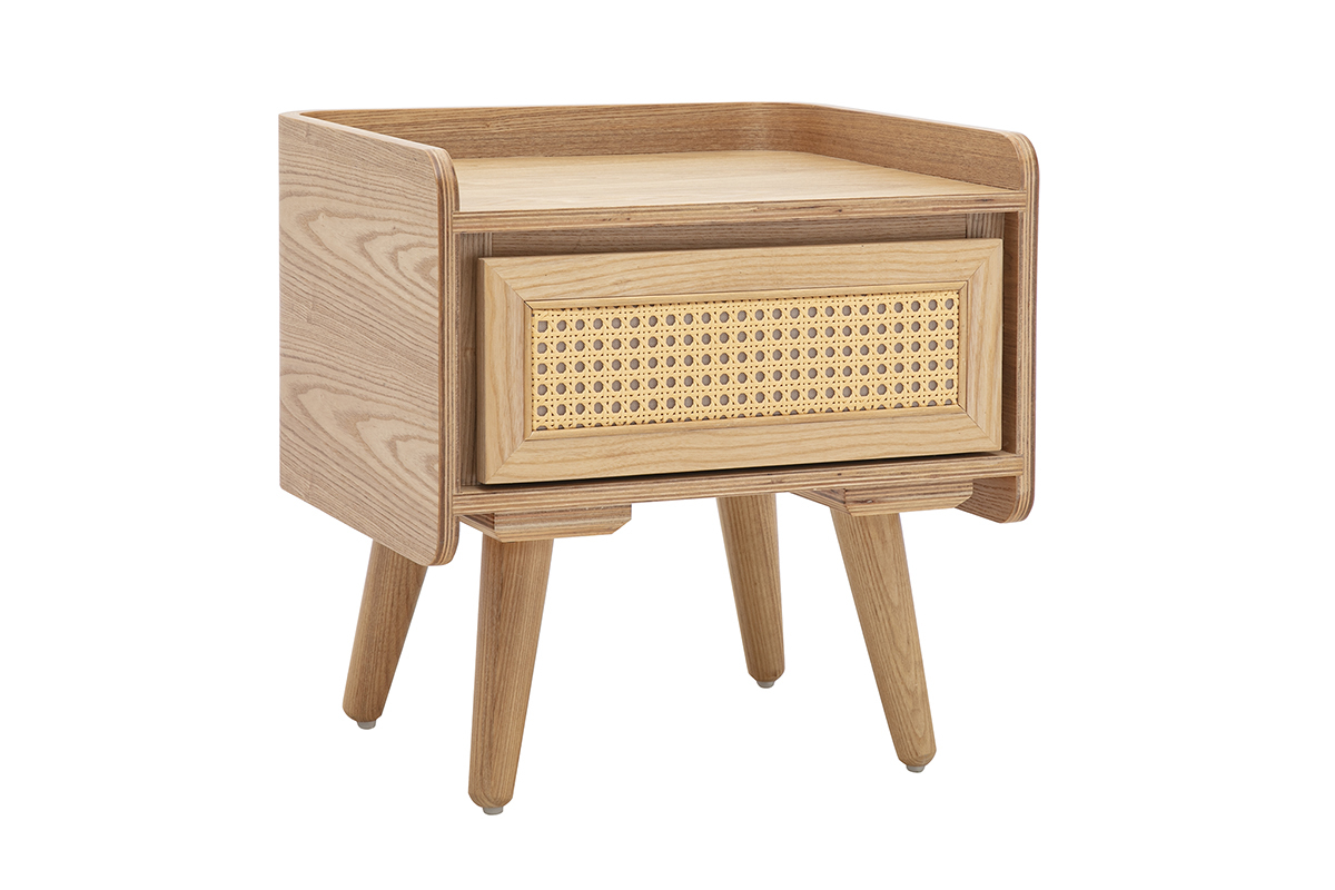 Comodino in legno chiaro di frassino con cassetto in rattan intrecciato, vista a 3/4