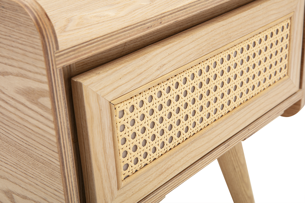 Dettaglio di un comodino in legno chiaro di frassino con cassetto in intreccio di rattan