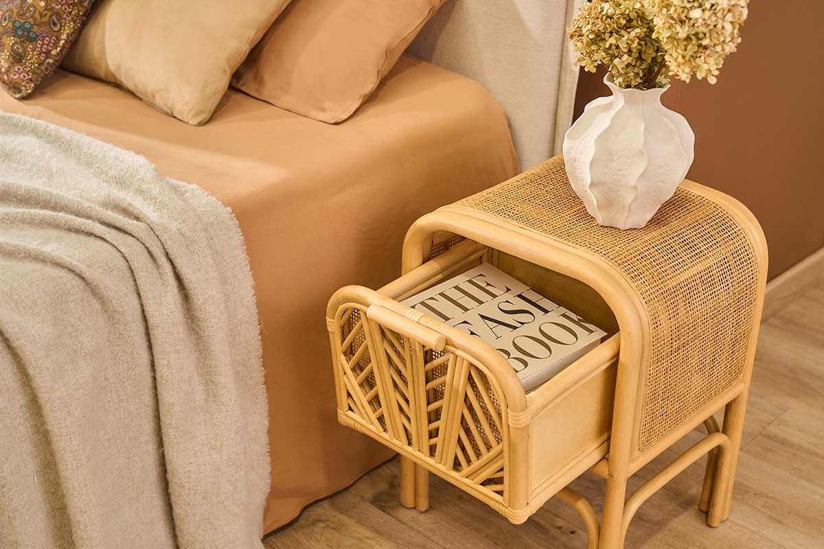 Comodino in rattan GALON, cassetto aperto con libro, vista laterale.