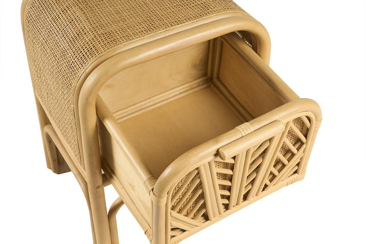 Comodino in rattan GALON con cassetto aperto, vista dall'alto.