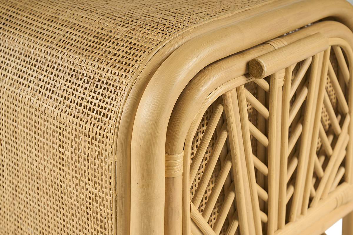 Dettaglio del comodino in rattan GALON, motivo a coste.
