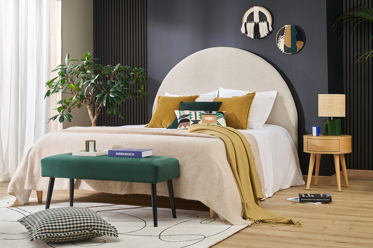 Comodino rotondo in legno con cassetto accanto al letto, decorazione retro-chic.