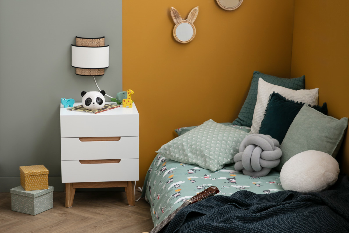Comodino scandinavo 3 cassetti bianco opaco e legno SKIVE