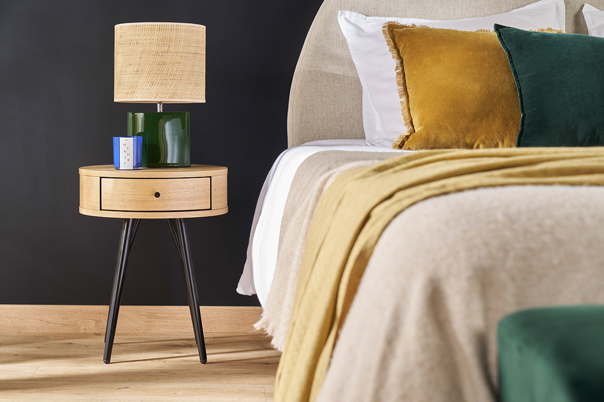 Comodino vintage rotondo in legno chiaro e metallo nero KORAL