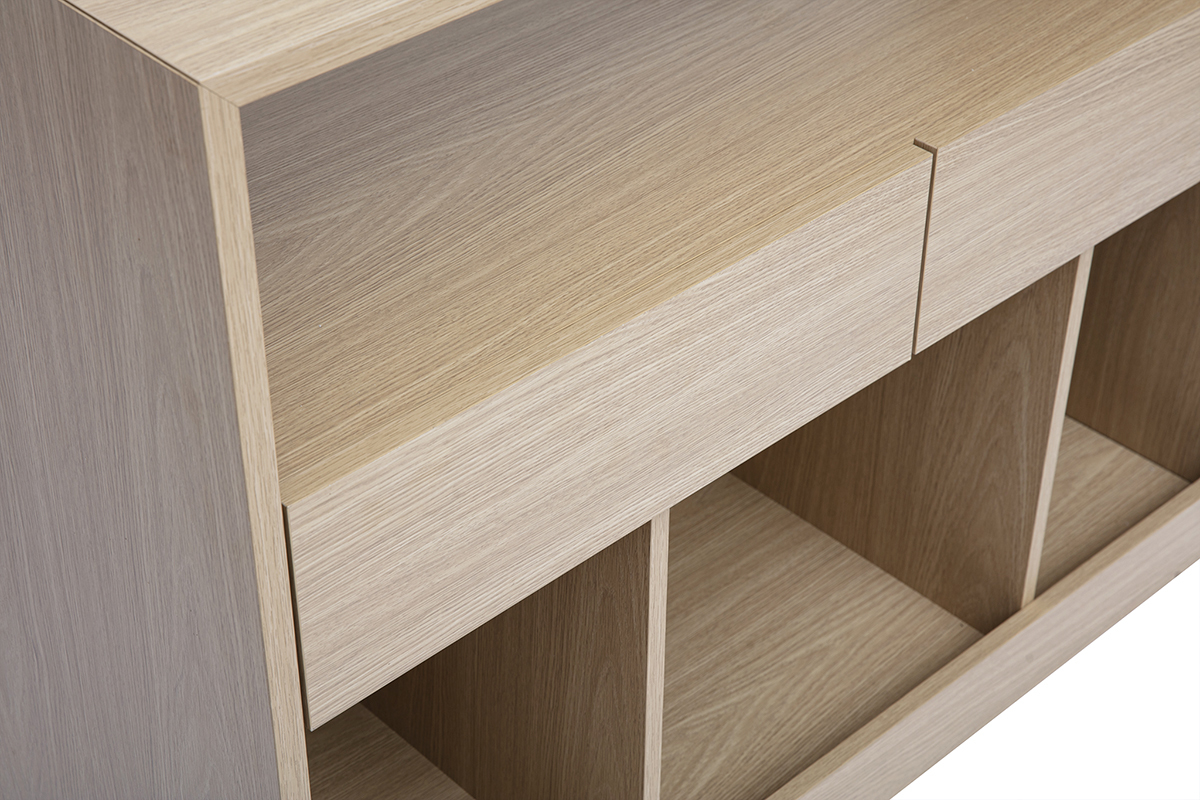 Vista ingrandita della console RUBINA in legno chiaro con nicchie e cassetti.