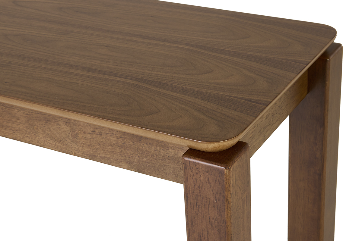 Dettaglio della console RAYA in legno di noce, vista ravvicinata del piano e delle gambe in legno.